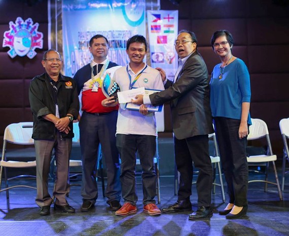 越南棋手阮德和︵白衣︶獲得銅牌。