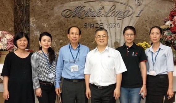 　　大發公司經理許玉林(左四)與明隆公司 董事長李玉明(左三)聯手推出特色產品。
