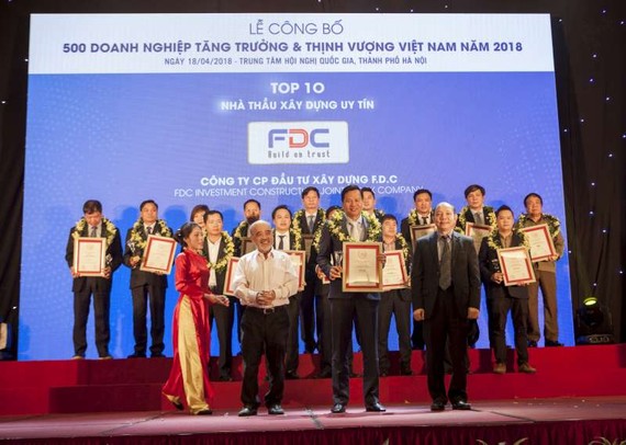 吴清峰先生代表F.D.C公司荣获2018年10强信誉建筑承包商奖