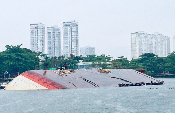 駁船在西貢河側翻