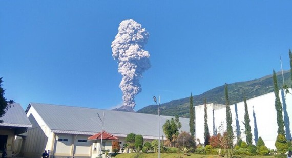 默拉皮火山突然噴發。
