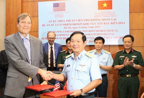 美國國際開發署(USAID)與越南國防部所屬空軍-防空軍種昨(11)日下午在河內為邊和機場區域落葉劑處理項目舉行簽署了無償援助協議。