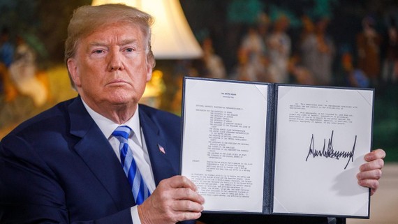 美總統特朗普展示簽署的總統備忘錄。