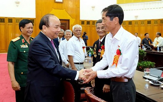 阮春福總理與原殲美勇士團代表交談。