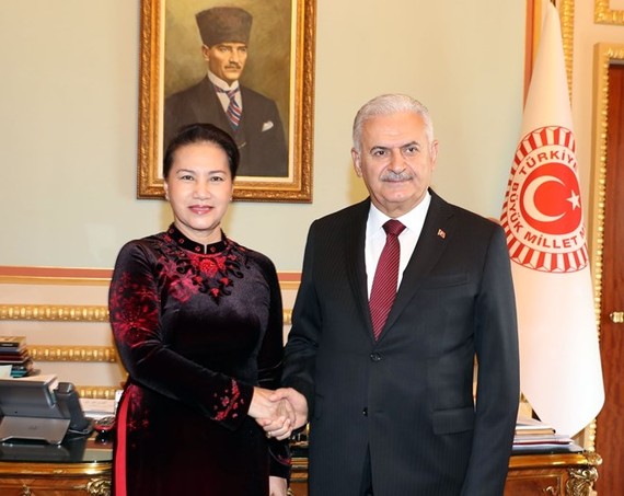 土耳其議會議長比納利·耶爾德勒姆與越南國會主席阮氏金銀握手。越通社記者重德攝