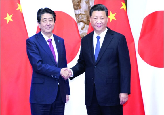 中國國家主席習近平（右）在北京釣魚臺國賓館會見來華進行正式訪問的日本首相安倍晉三。