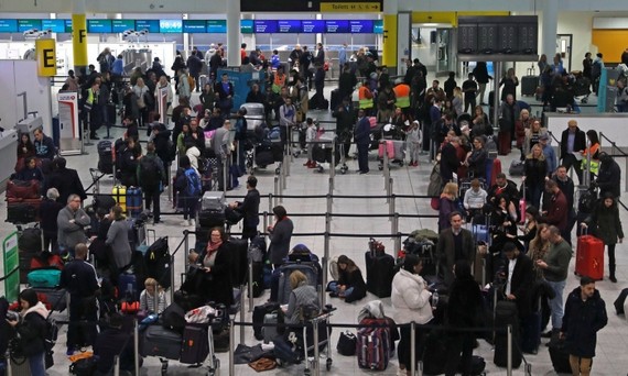 大量旅客在機場等待。