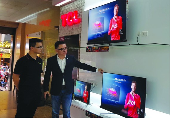 首席執行官王成先生(右)介紹 TCL新產品。
