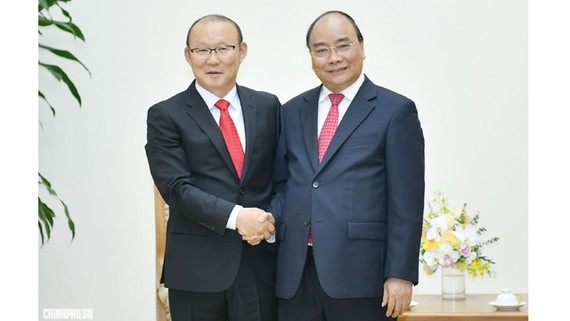 阮春福總理與朴恒緒教練握手。
