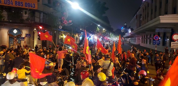 本月26日晚上越南U23隊勝泰國晉級正賽，球迷湧上街頭慶祝。