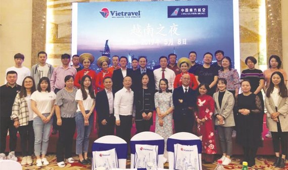 組委會與中國旅行社代表合照留念。
