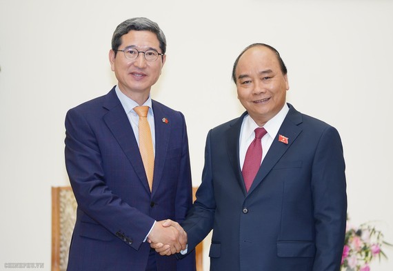 阮春福總理接見韓越友好議員小組主席金賀勇。