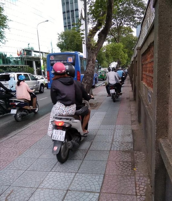 須懲處在人行道上騎摩托車者
