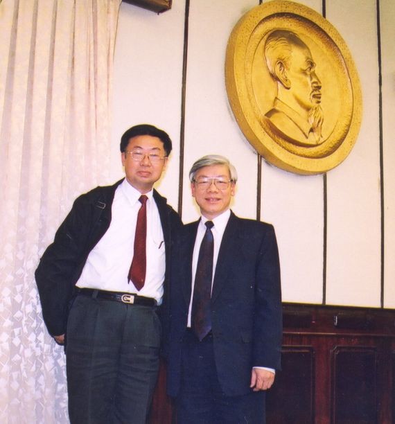 　　2002年12月23日，張加祥（左一）同當時的河內 市委書記、現為黨總書記、國家主席阮富仲合照。