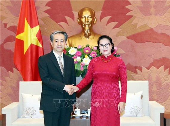 國會主席阮氏金銀昨(4)日上午在國會大廈接見了中國駐越南特命全權大使熊波。