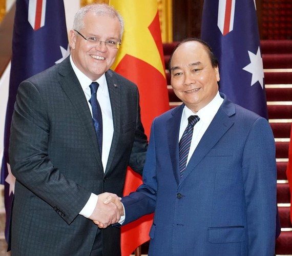 政府總理阮春福與澳大利亞總理 斯科特親切握手。