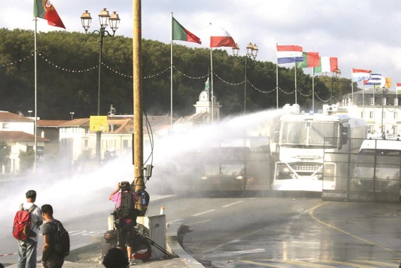 法國警方出動水炮車及催淚彈驅趕示威者。