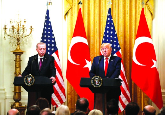 美國總統特朗普（右）與土耳其總統埃爾多安出席聯合記者會。