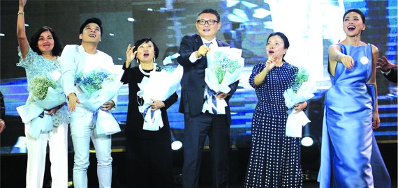 郭志峰先生（（右三）在台上啟動「夢想飛機」儀式。