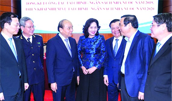 政府總理阮春福與各代表交流。