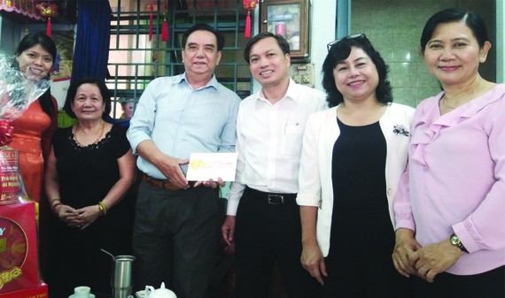 市領導代表團向華人退休幹部朱杞文（右四）贈送禮物。