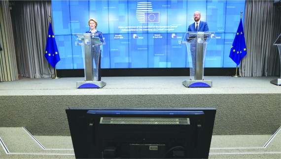 歐盟委員會主席馮德萊恩(左)與歐洲理事會主席米歇爾在比利時布魯塞爾出席歐盟視頻峰會後的新聞發佈會。