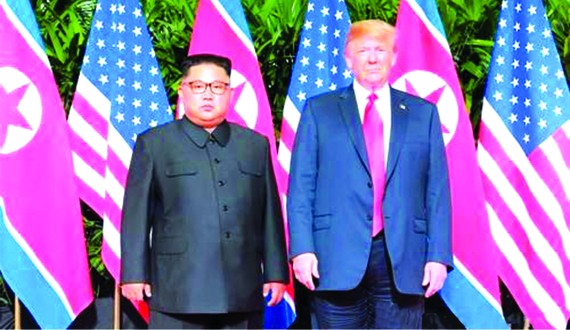 2018年6月12日，在新加坡，朝國務委員會委員長金正恩（左）和美總統特朗普合影。