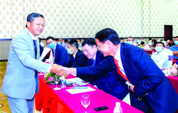 平定省經濟區與各工業區管委會常務副主任潘曰雄（左一）歡迎中資企業到中部投資。
