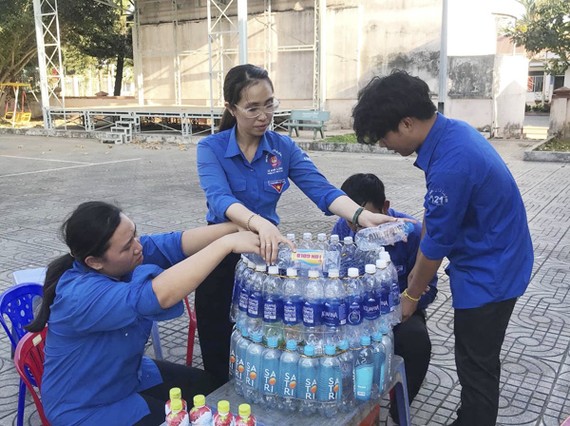 共青團員用塑料空瓶製做垃圾桶。