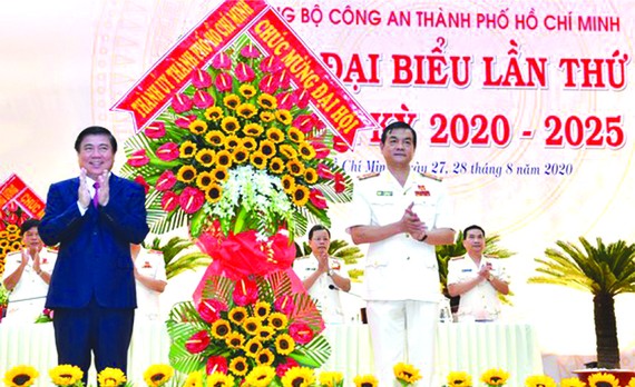 市人委會主席阮成鋒向市公安廳送花祝賀。