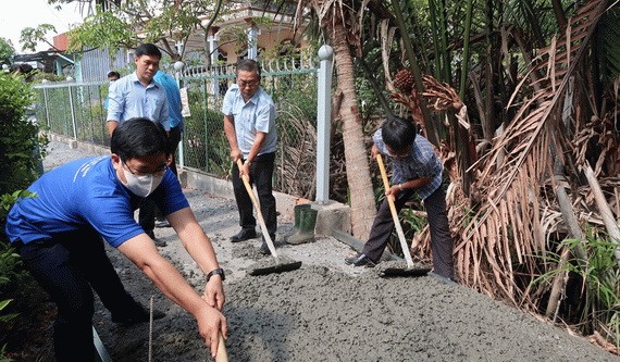 市民-政-黨機關黨委代表在平政縣參加巷道混凝土化活動。