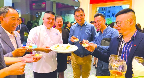 銀庭中餐總廚李宣偉（左二）向河內食客介紹粵菜。