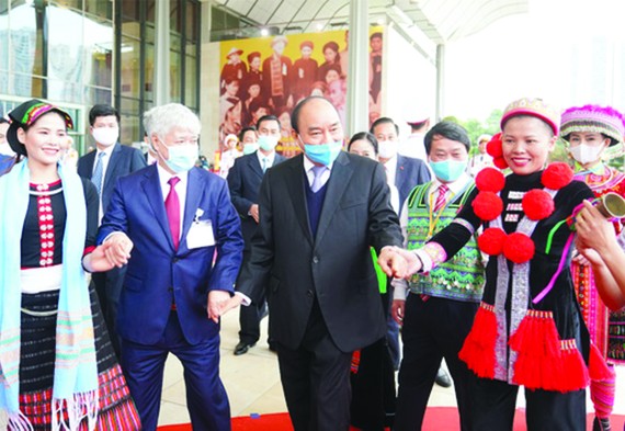 政府總理阮春福與各少數民族同胞親切交流。