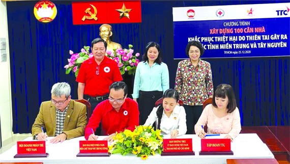 華人企業家黃碧玉(右一)代表成成功集團 簽署協議。