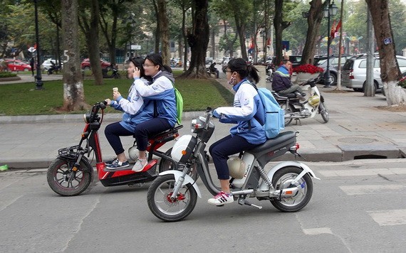 許多學生騎電動摩托車、電動自行車時沒有戴安全帽。