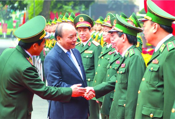 政府總理阮春福看望邊防部隊。
