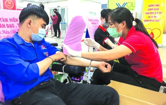 眾多共青團團員參加捐血。