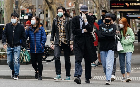 澳洲為防控疫情而實行封鎖措施，更強制上街者戴口罩。