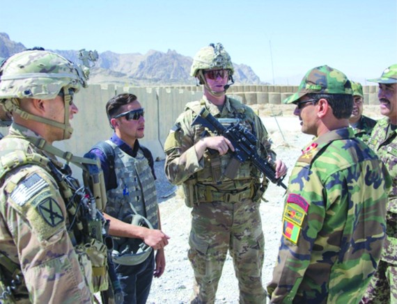 駐阿美軍與阿國軍在阿富汗戰場上。