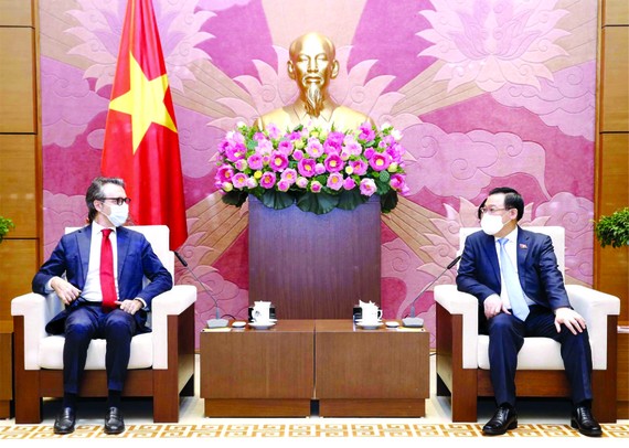 國會主席王廷惠接見前來禮節性拜訪的歐盟(EU)駐越代表團大使喬治‧阿利伯蒂。