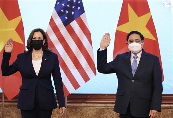 越南政府總理范明政接見美國副總統哈里斯。