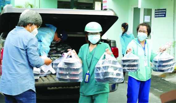 從今年9月25起至10月底止，每週一、週二上午６時向阮知方醫院一線醫護人員和新冠患者提供營養的早餐。