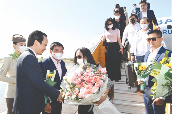 越竹航空公司領導給該航線的首批乘客贈送鮮花。