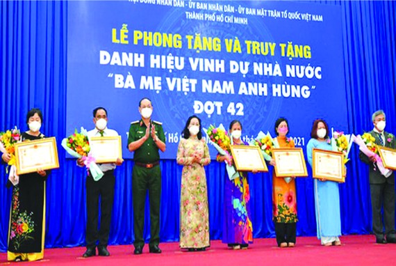 今次，本市9郡、縣有兩名母親榮獲頒授崇高越南英雄母親稱號與21母親榮獲追授越南英雄母親稱號。