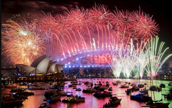 煙花表演照亮了悉尼港和海港大橋。