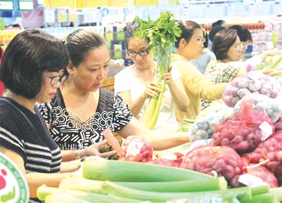 消費者在超市購買可追溯來源的安全蔬菜。