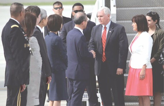 美副總統彭斯抵達韓國後與前來迎接的官員握手。