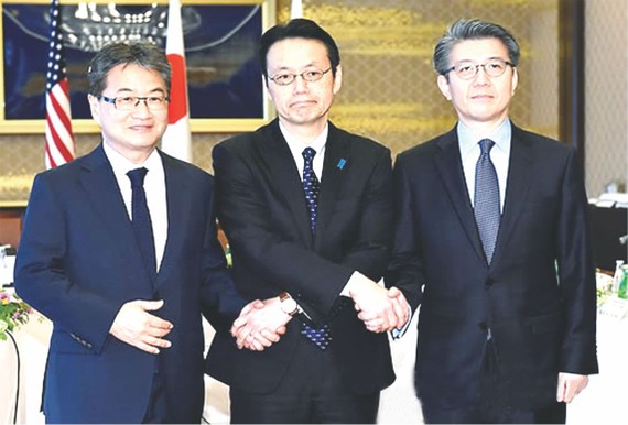 韓日美三國團長在會談前合影。（圖源：互聯網）