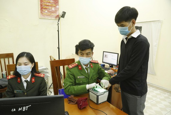 　　自二月底起，公民辦理公民身份證時將獲發 電子定名賬戶。