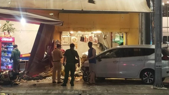 7座位汽車撞入麵包店。